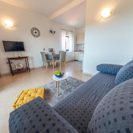 Apartments Krivicic Blue Pomer Dış mekan fotoğraf