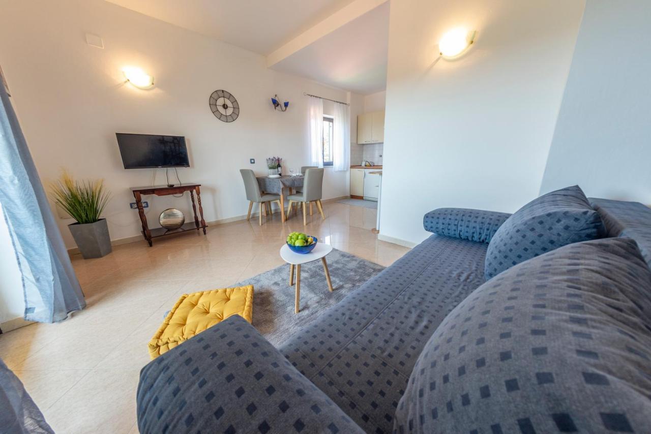 Apartments Krivicic Blue Pomer Dış mekan fotoğraf