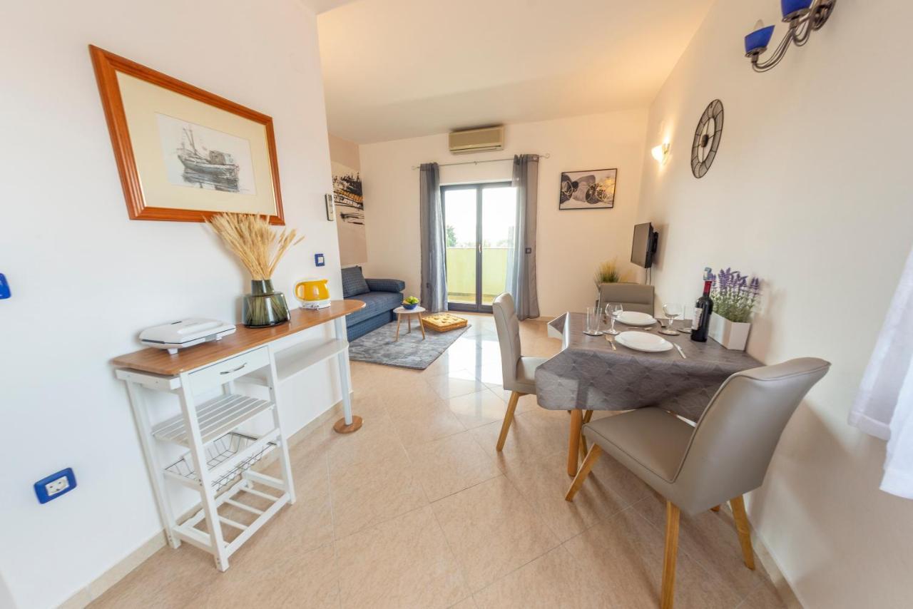 Apartments Krivicic Blue Pomer Dış mekan fotoğraf